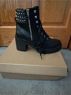 STEVE MADDEN Black Studded Lace-Up Block Heel Ankle Boot | Size 7.5
